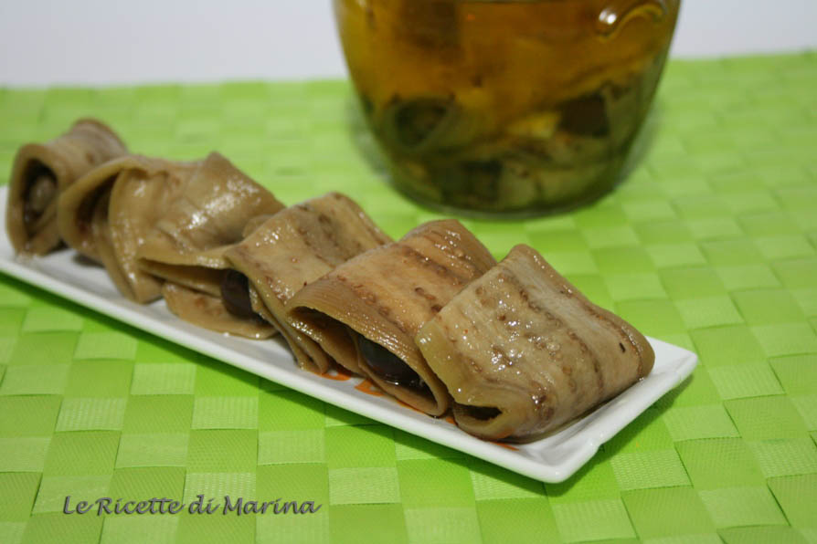 Melanzane a fette sott’olio, farcite con olive capperi e acciughe