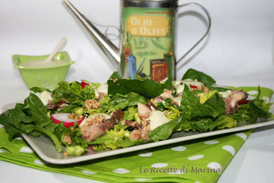 Insalata di spinaci e sgombro con salsa verde