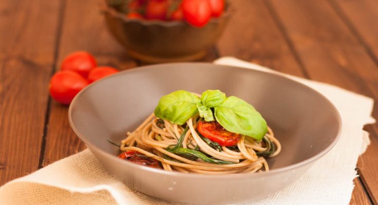 Spaghetti con agretti e pomodori confit