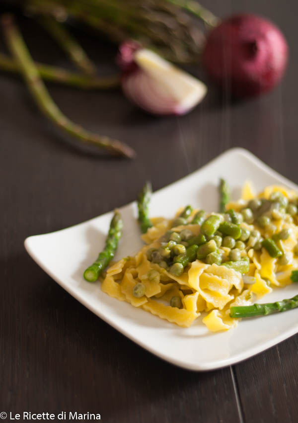 Tagliatelle con asparagi e piselli